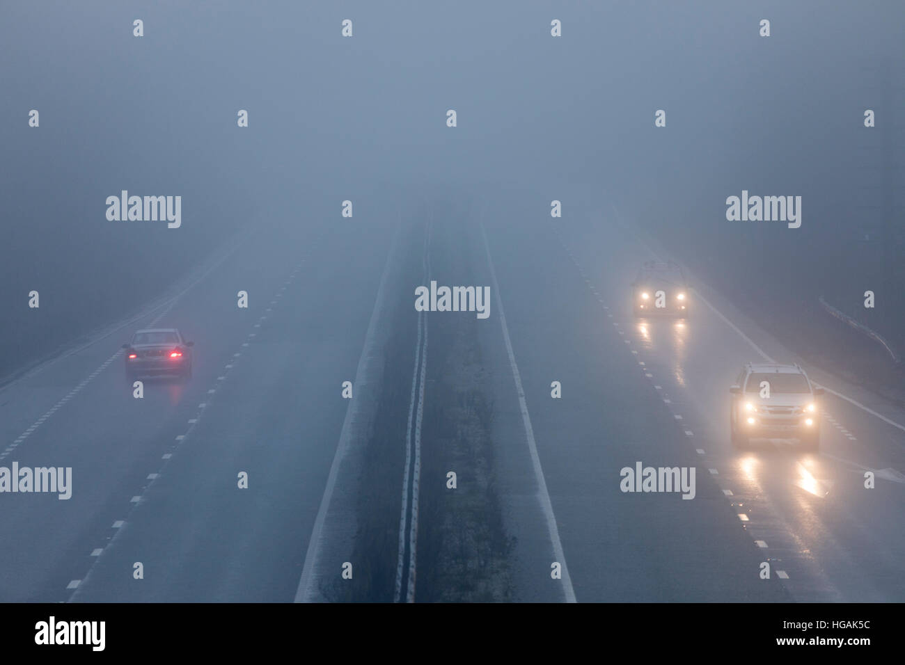 Condizioni di nebbia sulla M53 autostrada, Chester, Cheshire, Regno Unito Foto Stock