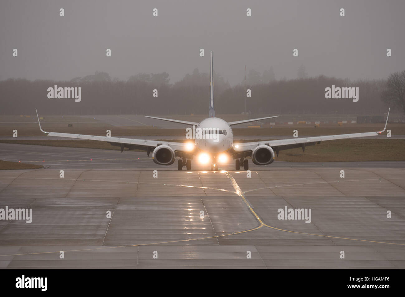 Dall'aeroporto di Stanstead: 7 gennaio 2017: Piano ad un aeroporto misty,Ryanair jet Boeing 737-8COME CREDITO: Ian Davidson/Alamy Live News Foto Stock