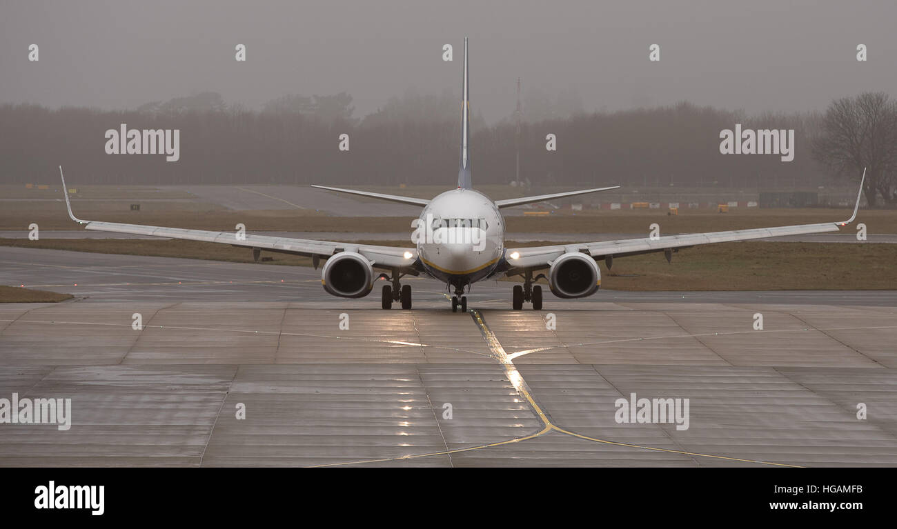 Dall'aeroporto di Stanstead: 7 gennaio 2017: Piano a misty, aeroporto Ryanair Boeing 737-8come credito: Ian Davidson/Alamy Live News Foto Stock