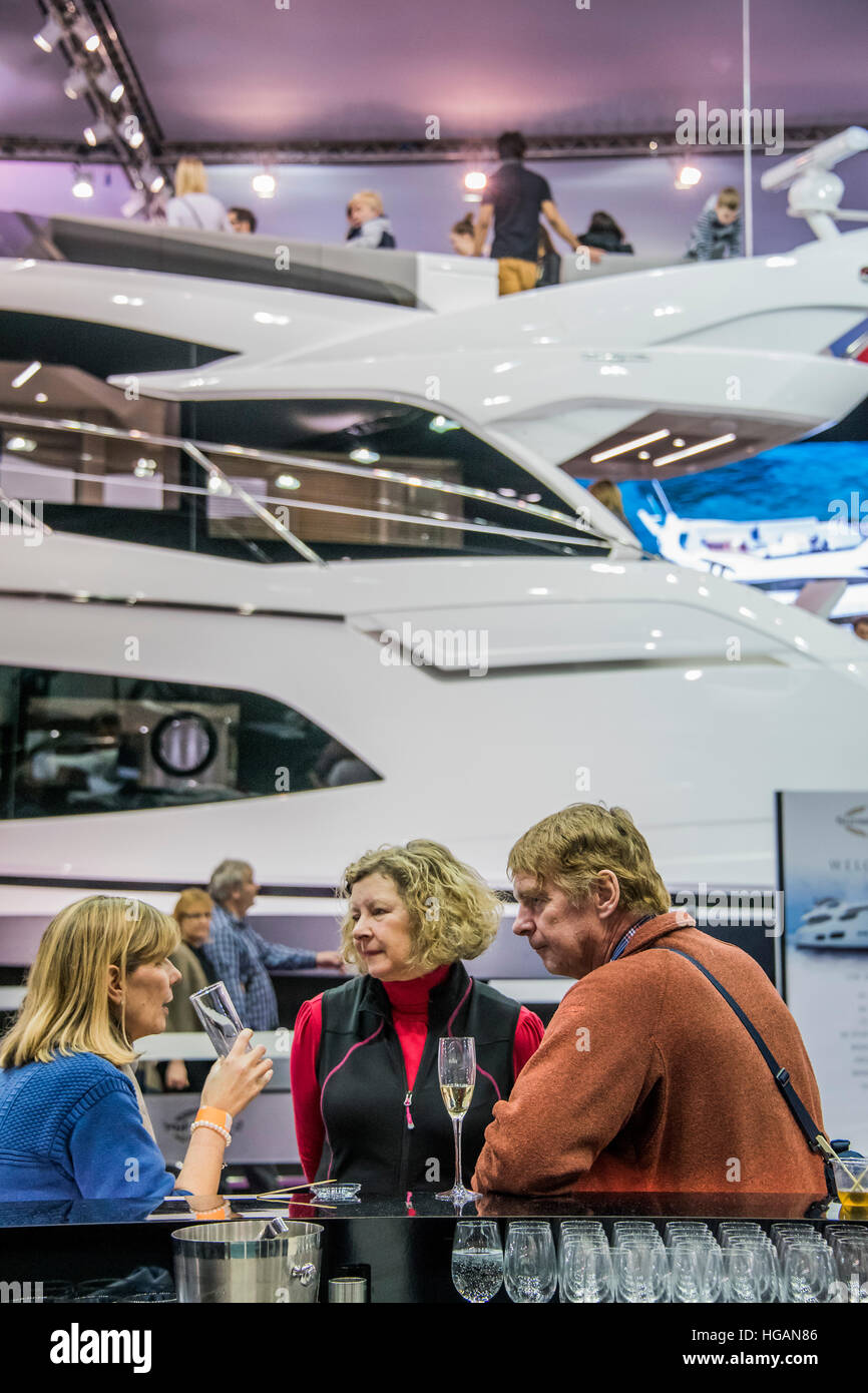 Londra, Regno Unito. Il 7 gennaio, 2017. Lo Champagne bar - Il Sunseeker stand - London Boat Show si apre al centro Excel. Londra London 07 Jan 2017 © Guy Bell/Alamy Live News Foto Stock