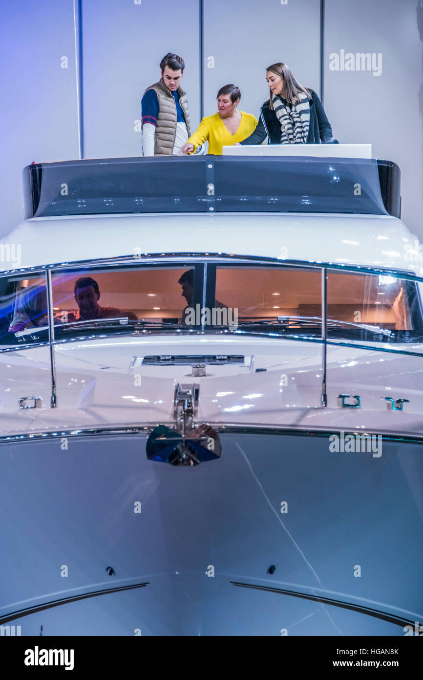 Londra, Regno Unito. Il 7 gennaio, 2017. Un fairline power oat - London Boat Show si apre al centro Excel. Londra 07 Jan 2017 © Guy Bell/Alamy Live News Foto Stock