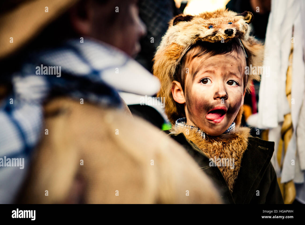 Silio, Spagna. Il 7 gennaio, 2017. la vijanera si svolge ogni anno in una piccola città di meno di 600 abitanti. la gente del luogo vestire come vari personaggi e la danza e la sfilata per le strade del villaggio. © Tom bourdon/alamy live news Foto Stock