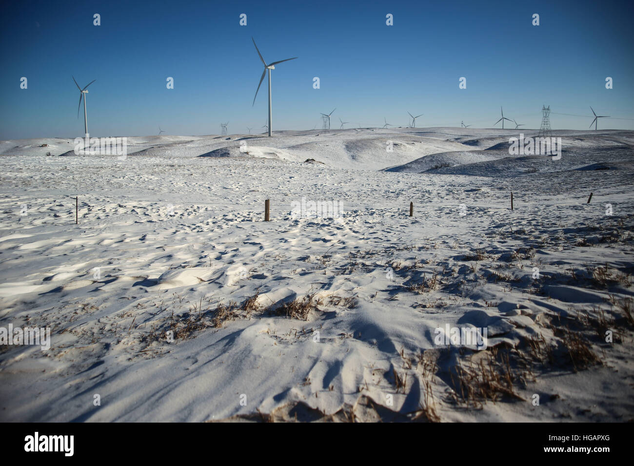 Hebron, il Dakota del Nord, Stati Uniti d'America. Il 6 gennaio, 2017. Le turbine eoliche sono sparsi nell'Bakken, formazione lungo la Interstate 94 nei pressi di Hebron, North Dakota. © Joel Angelo Juarez/ZUMA filo/Alamy Live News Foto Stock