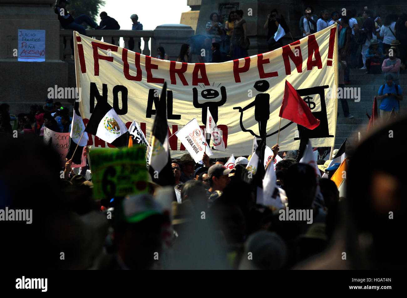 Città del Messico. Il 7 gennaio, 2017. Persone tengono striscioni durante un marzo contro il prezzo della benzina aumenta di circa il venti per cento entro i primi giorni del nuovo anno a Città del Messico, capitale del Messico il 7 gennaio 2017. © Str/Xinhua/Alamy Live News Foto Stock