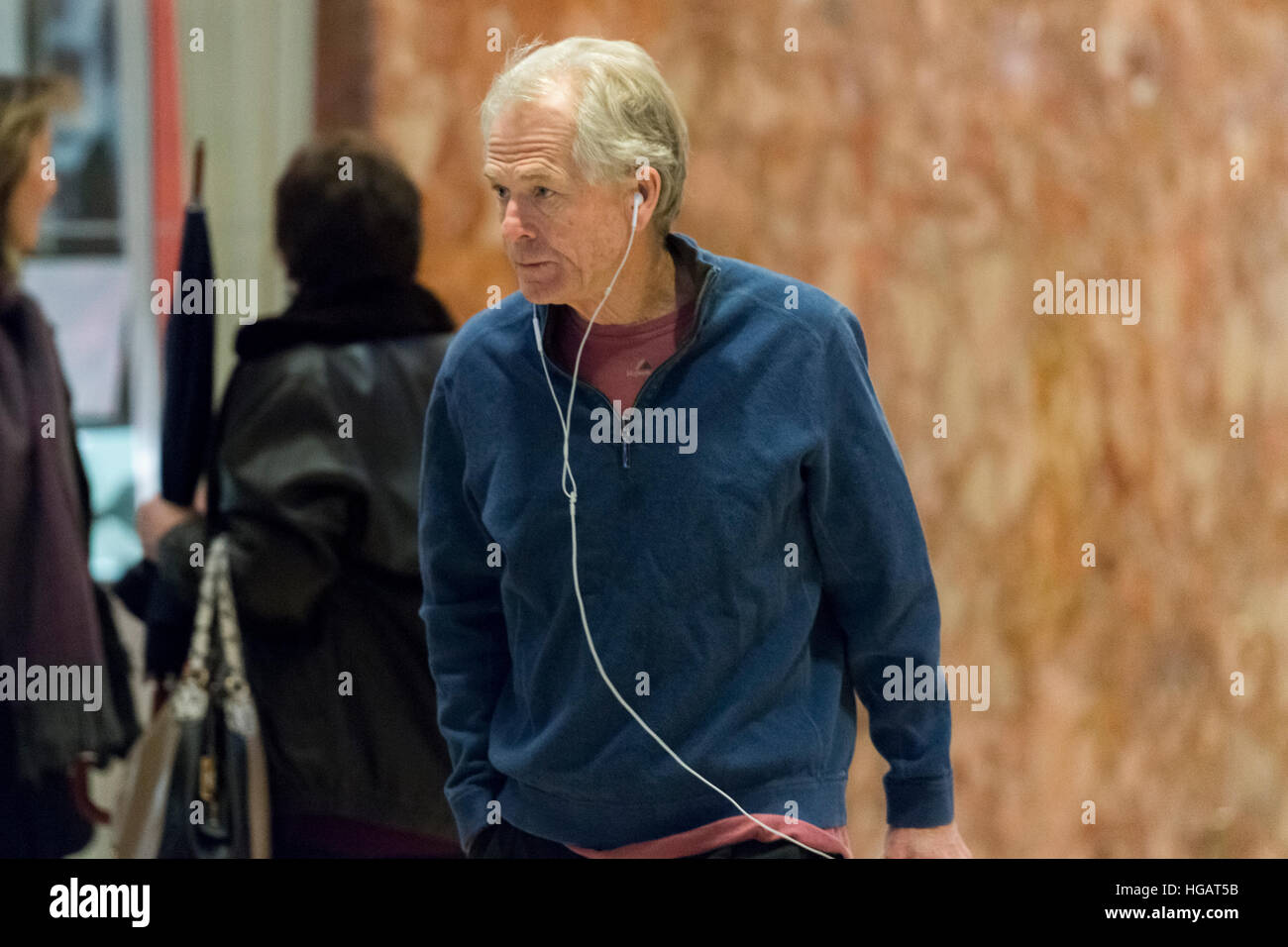 Pietro Navarro, Presidente eletto Trump's pick per la testa del commercio nazionale consiglio, è vedere nella lobby di Trump Tower a New York, NY, Stati Uniti d'America il 7 gennaio 2017. Credito: Albin Lohr-Jones/Piscina via CNP /MediaPunch Foto Stock