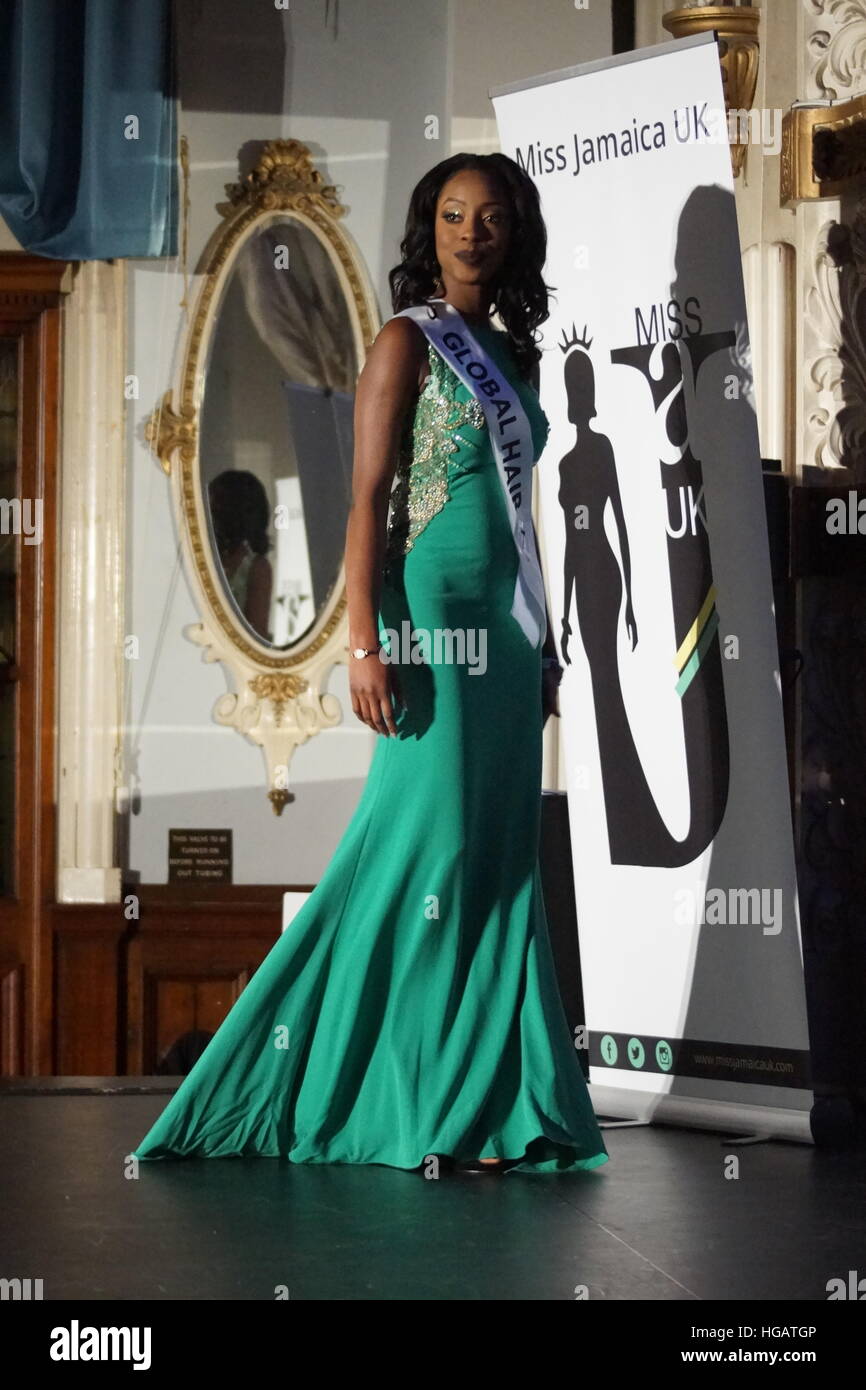 Londra, Regno Unito. Il 7 gennaio, 2017. Danicka Reid, eventuale vincitore, comporta per la telecamera a55th Miss Giamaica UK pageant, pista e dietro le quinte come entranti, modelli e il nuovo Alto Commissario per la Giamaica appaiono sul palco a Finsbury Vecchio Municipio. © 2017 Peter Hogan/Alamy Live News Foto Stock