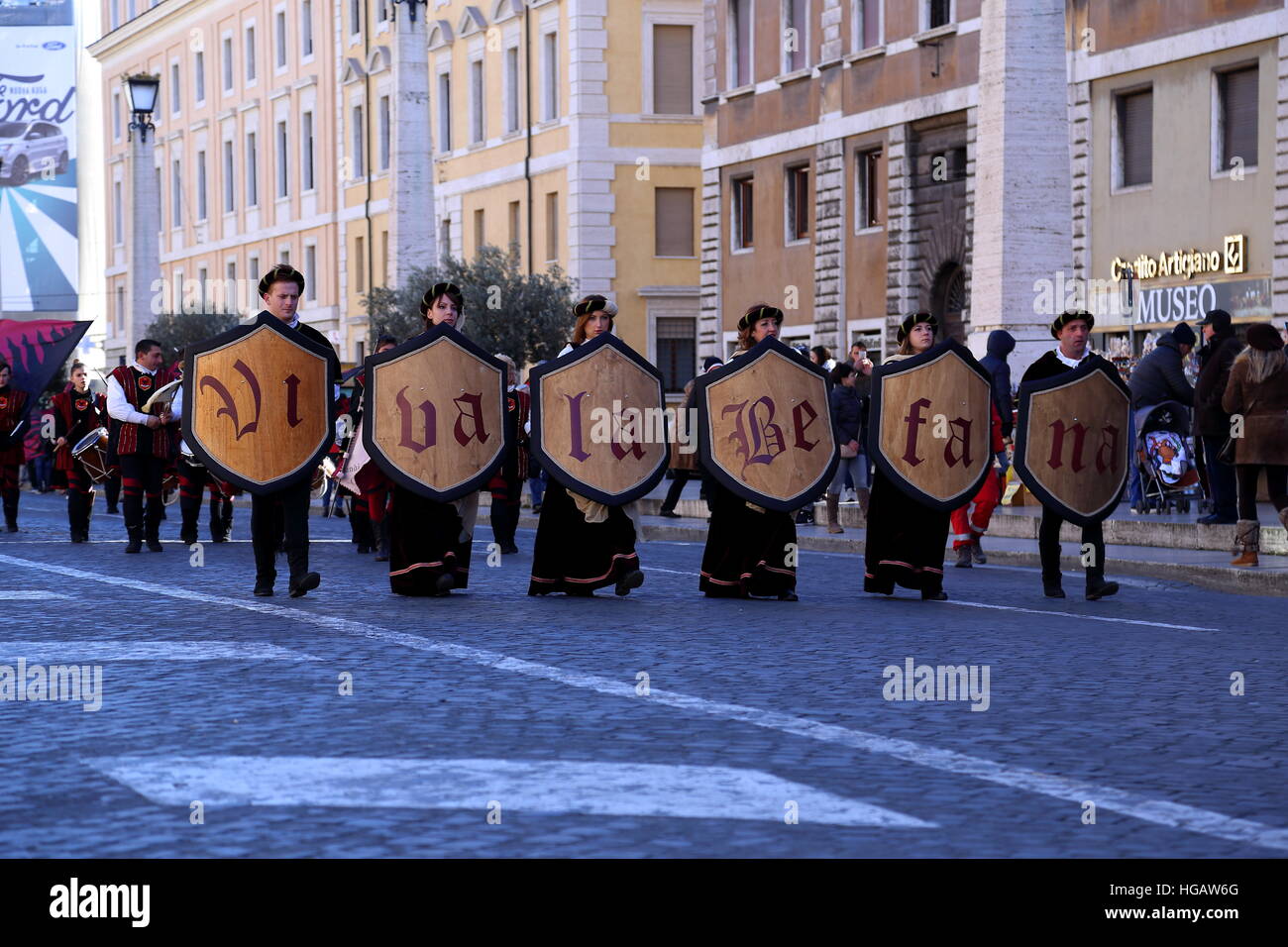 Roma, Italia. 06 gen 2017. Trentaduesima edizione della storica e folcloristico "Viva la Befana' marzo per affermare e trasmettere i valori dell'Epifania a roma, Italia. © Matteo Nardone/Pacific Press/Alamy Live News Foto Stock