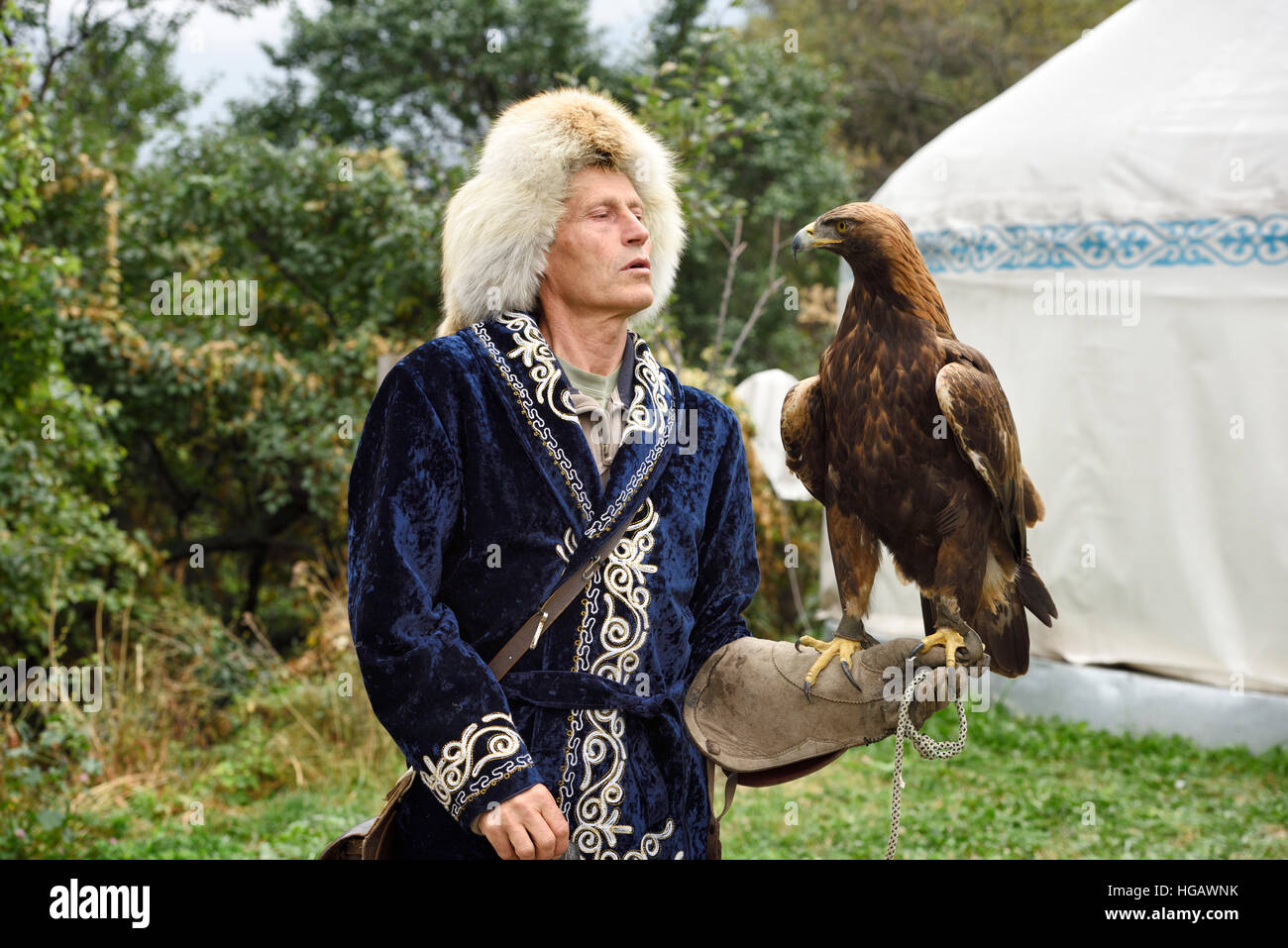 Trainer professionale parlando di Golden Eagle a Sunkar Raptor Centre di Alma Arasan Gorge Almaty Kazakhstan Foto Stock