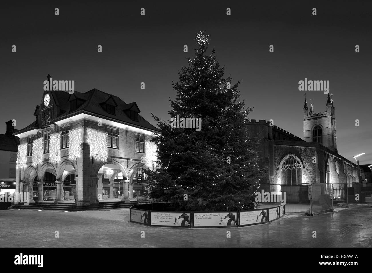 L'albero di Natale, Storico Guildhall e St Johns chiesa in piazza del Duomo, Peterborough City, Cambridgeshire, England, Regno Unito Foto Stock