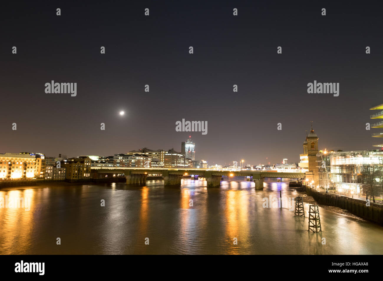 Londra città sul fiume grattacieli al chiaro di luna Foto Stock