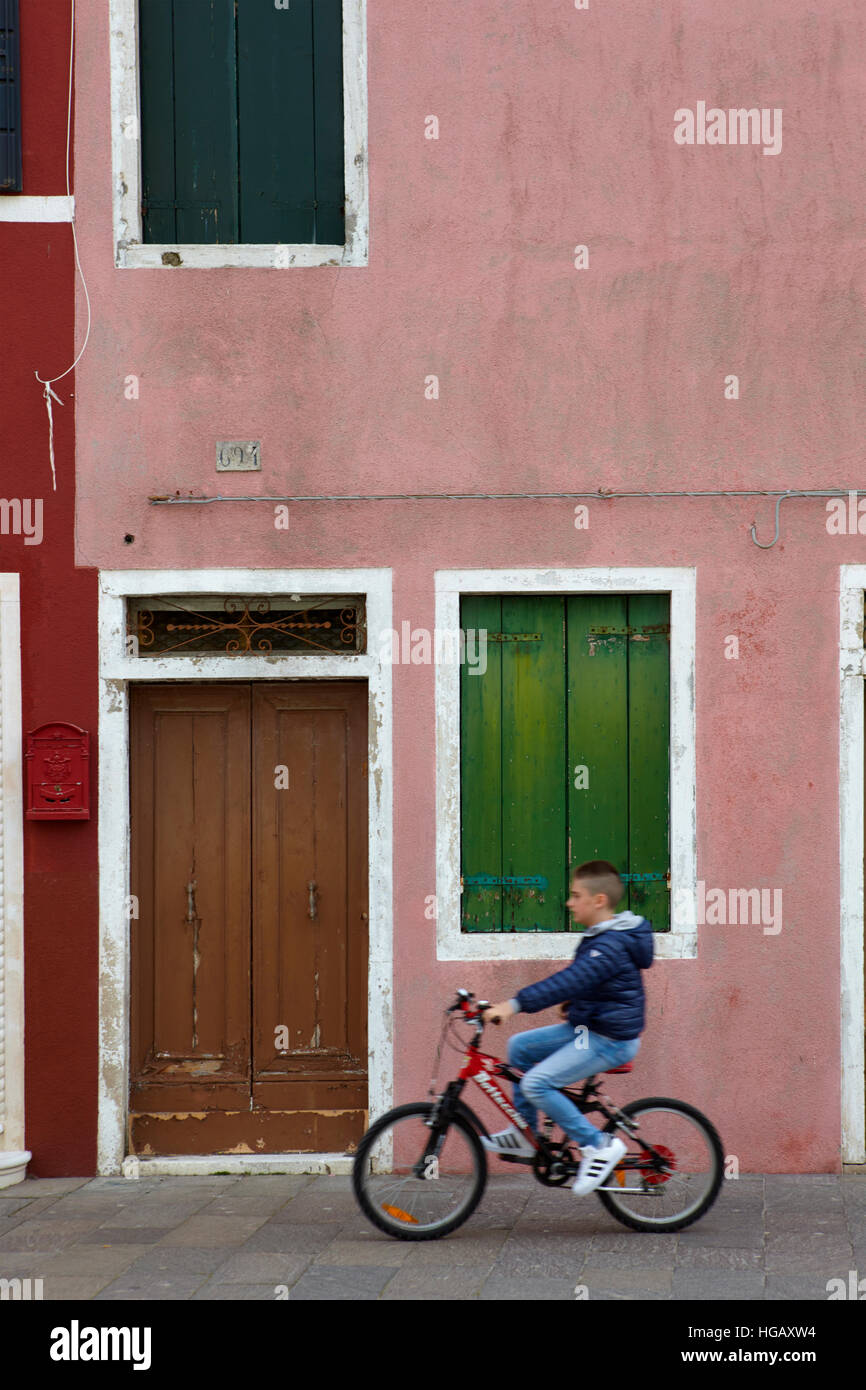 Ciclista in Burano Venezia Italia Foto Stock