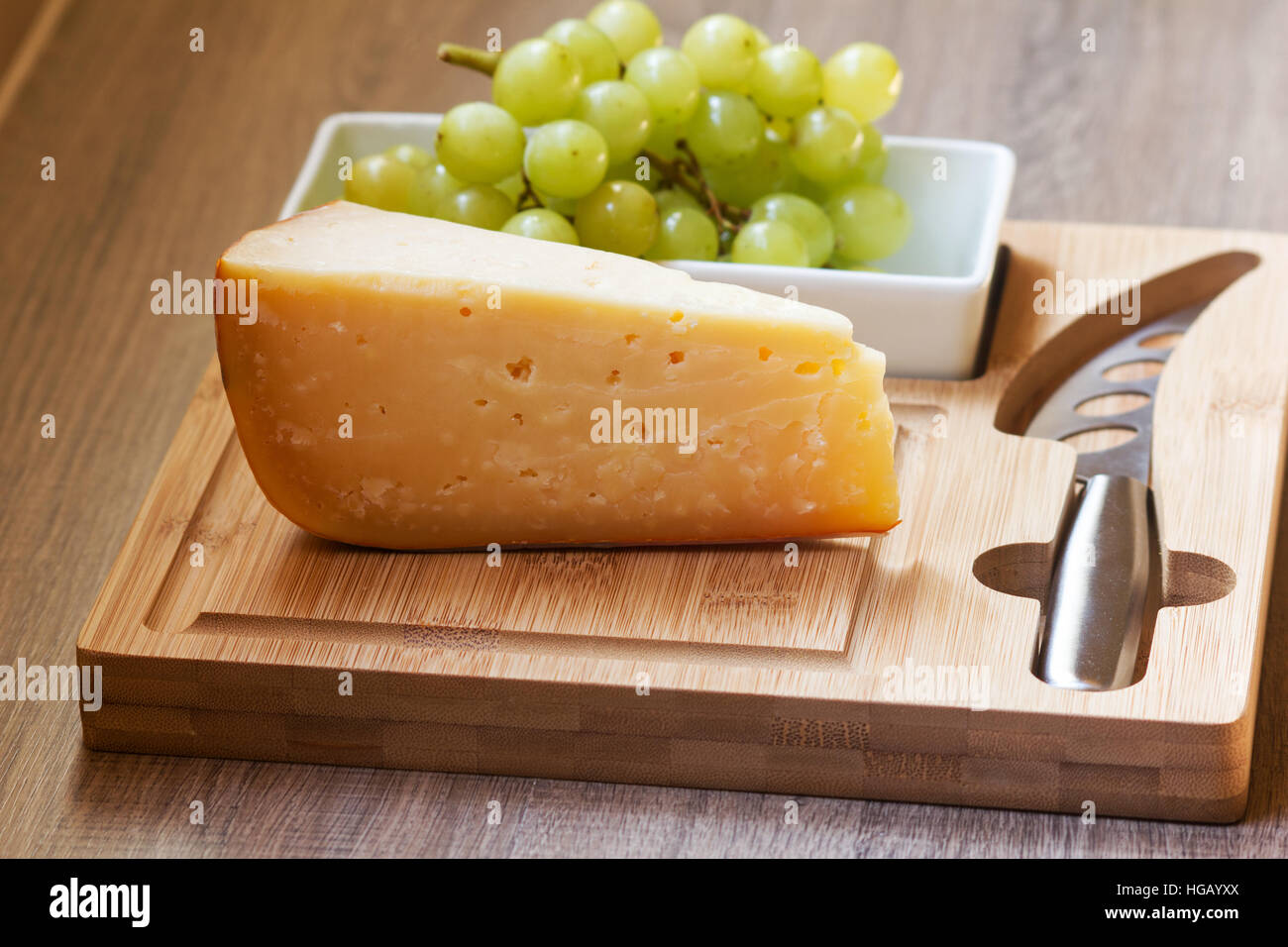 Scheda di formaggio con formaggio e uva Foto Stock