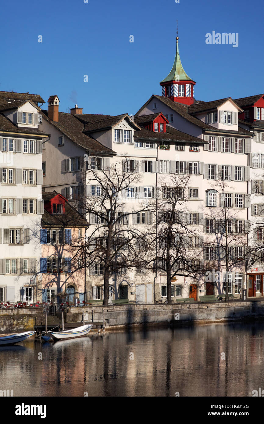 Schipfe riverfront riflessa nel fiume Limmat, Zurigo Svizzera Foto Stock