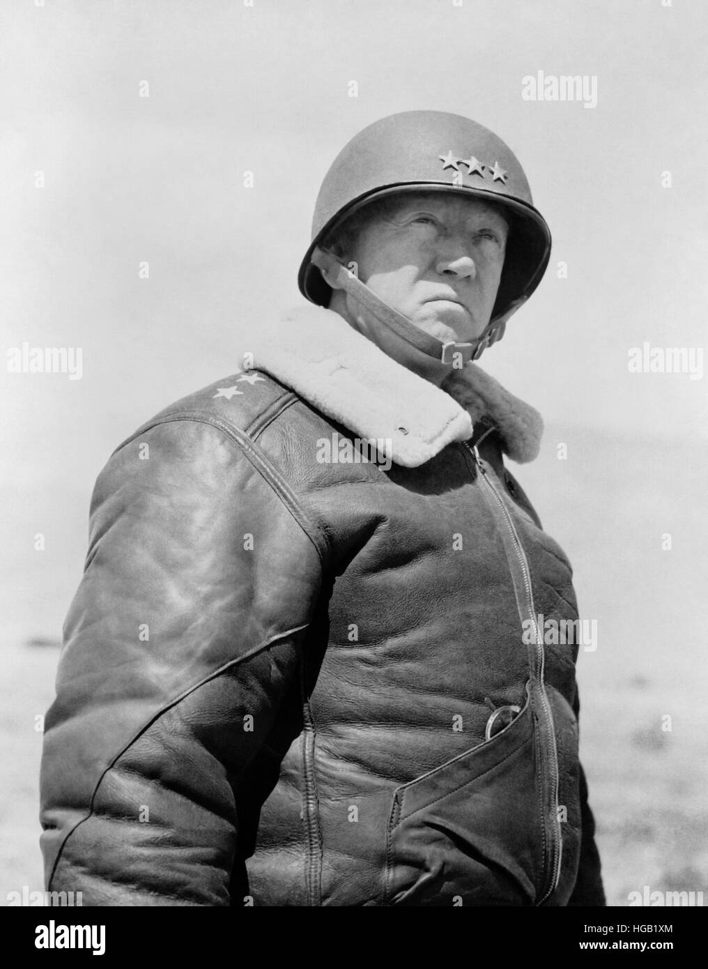 George S. Patton indossa una giacca di pelle con il grado di tenente generale. Foto Stock