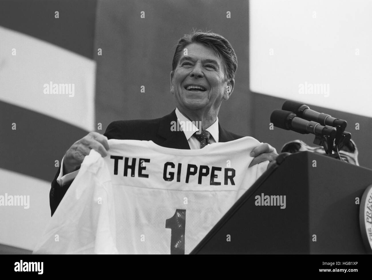 Il Presidente Ronald Reagan tenendo un jersey a 1984 campaign rally. Foto Stock