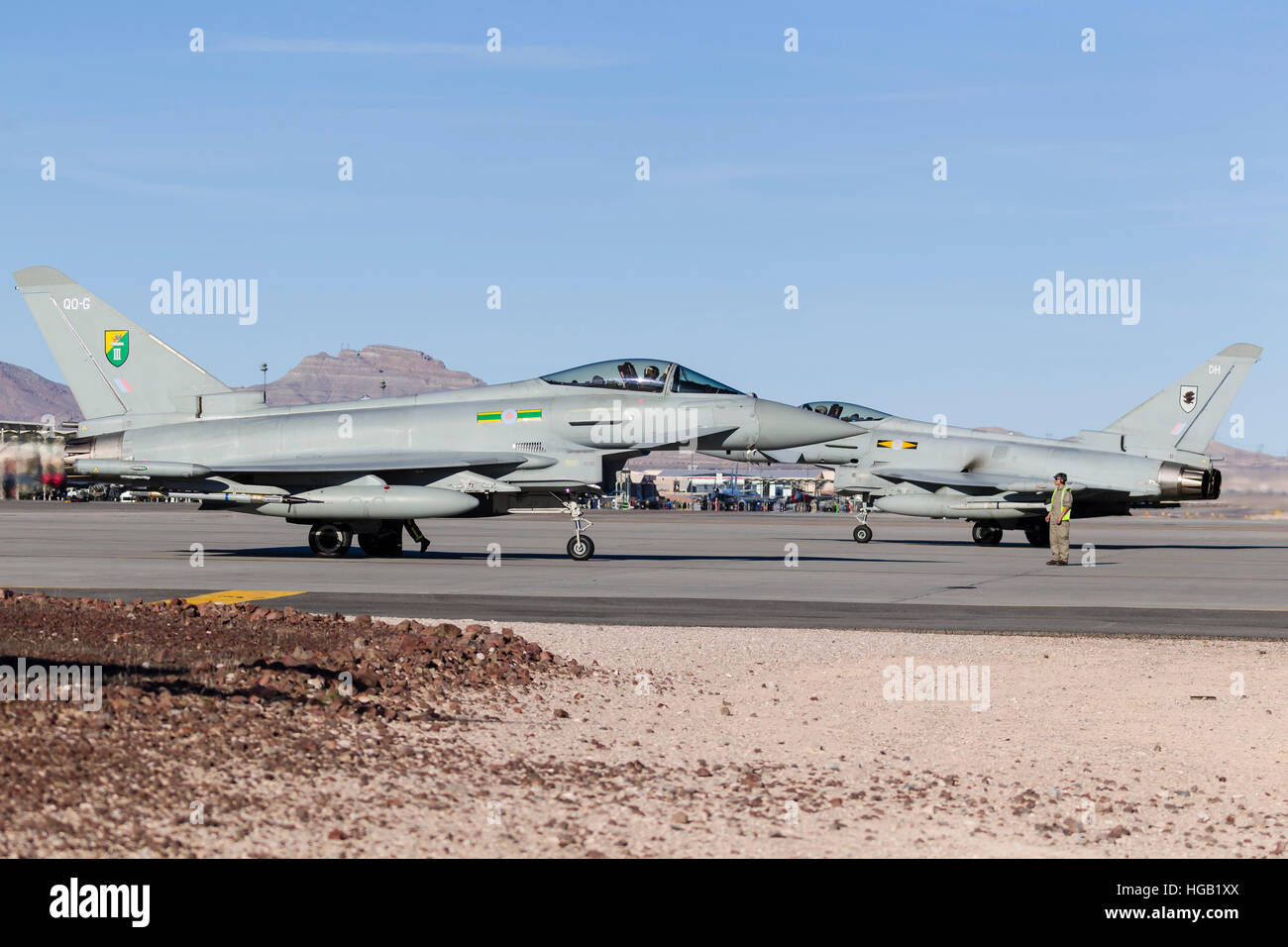 Due Royal Air Force Typhoon fighters sulla rampa alla Nellis Air Force Base in Nevada. Foto Stock