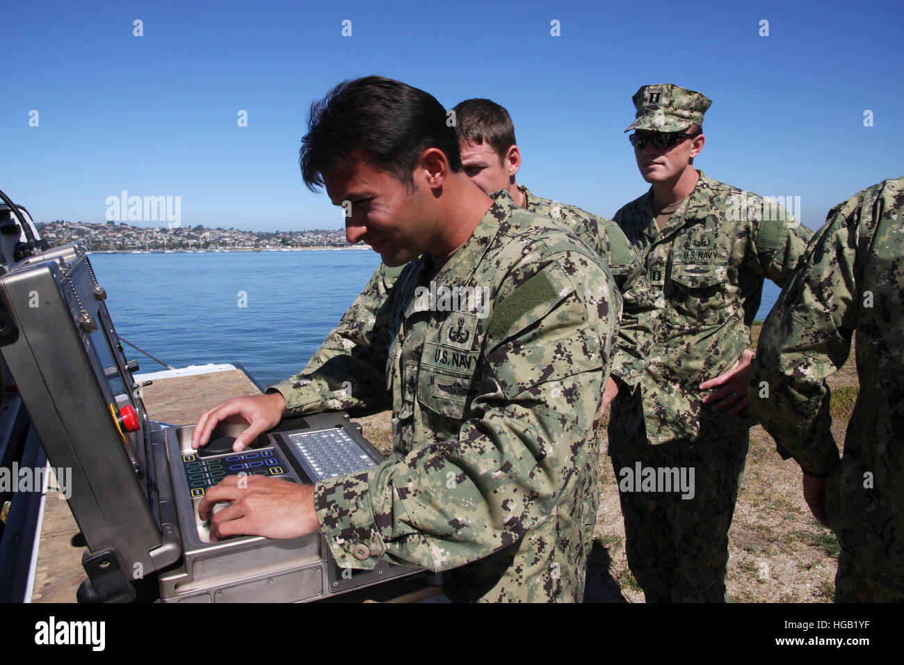 EOD membri operano a distanza robot controllati dal sistema informatico. Foto Stock