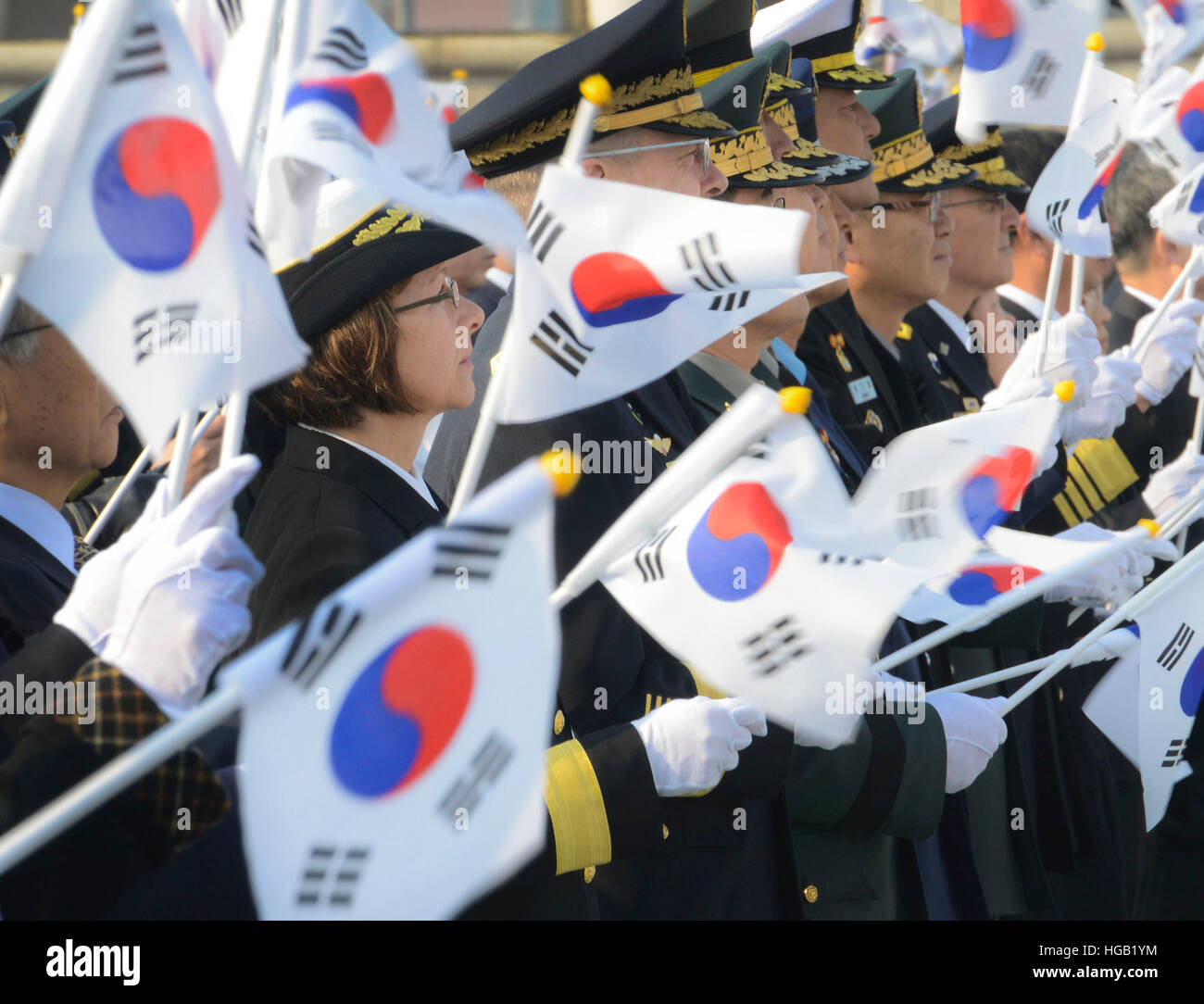 Leadership militare sventolare la bandiera nazionale della Repubblica di Corea nel corso di una cerimonia in memoria. Foto Stock