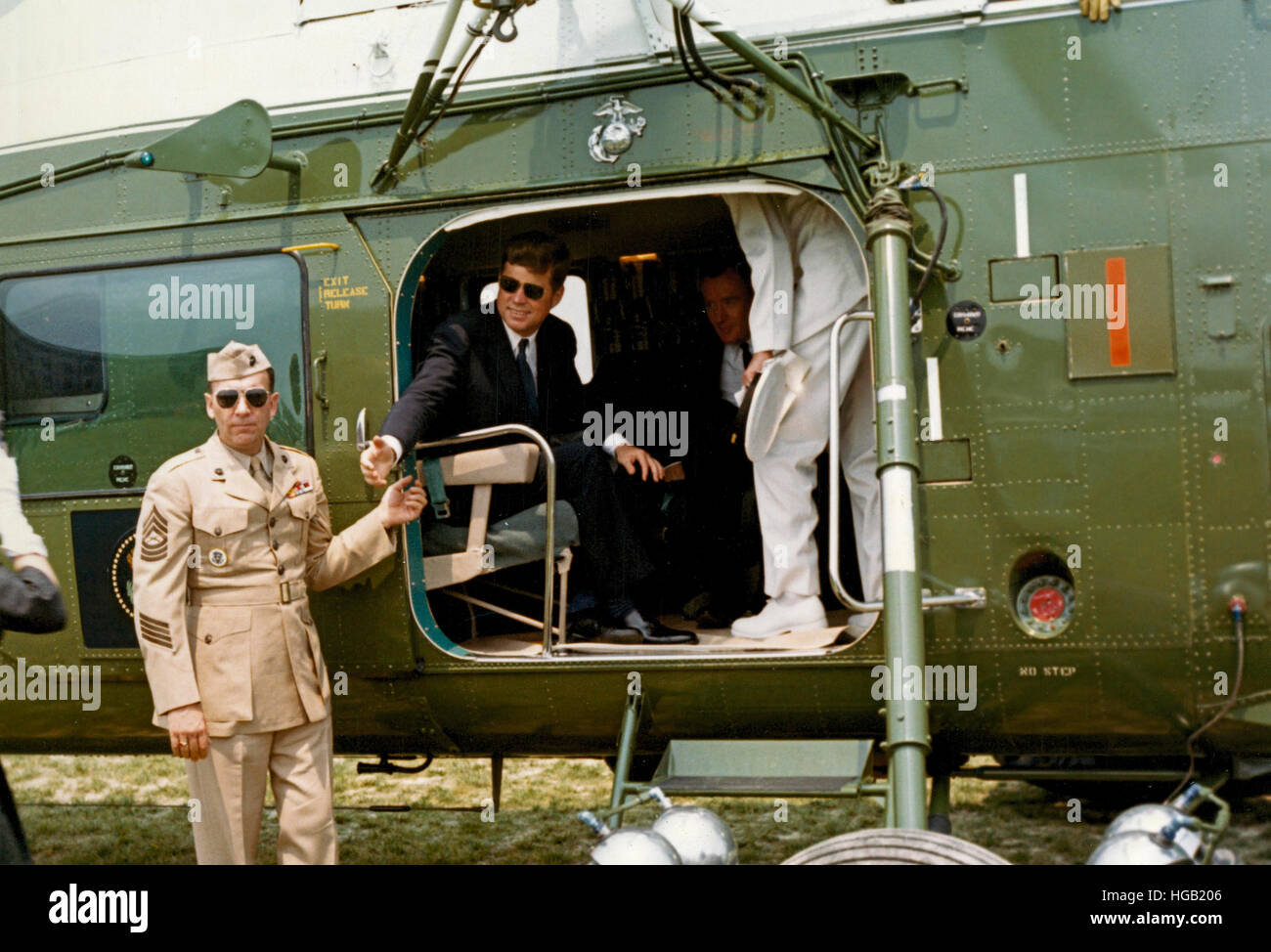 Presideent John F. Kennedy seduta all'interno di elicottero. Foto Stock