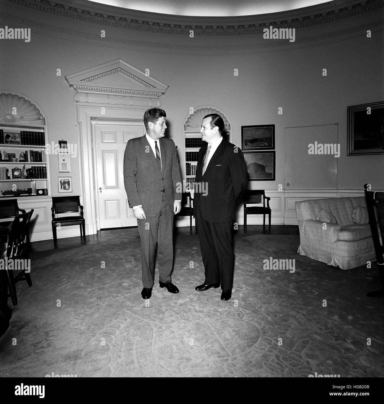 Il presidente John F. Kennedy con un visitatore alla Casa Bianca. Foto Stock