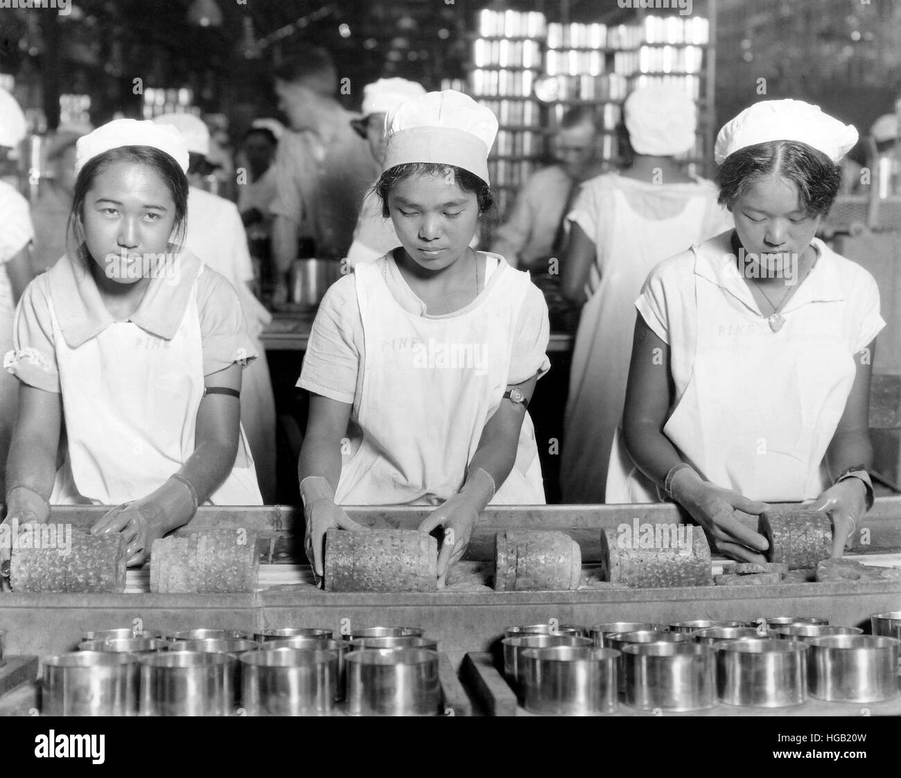 Hawaiani nativi ragazze ananas di imballaggio in scatole, 1928. Foto Stock