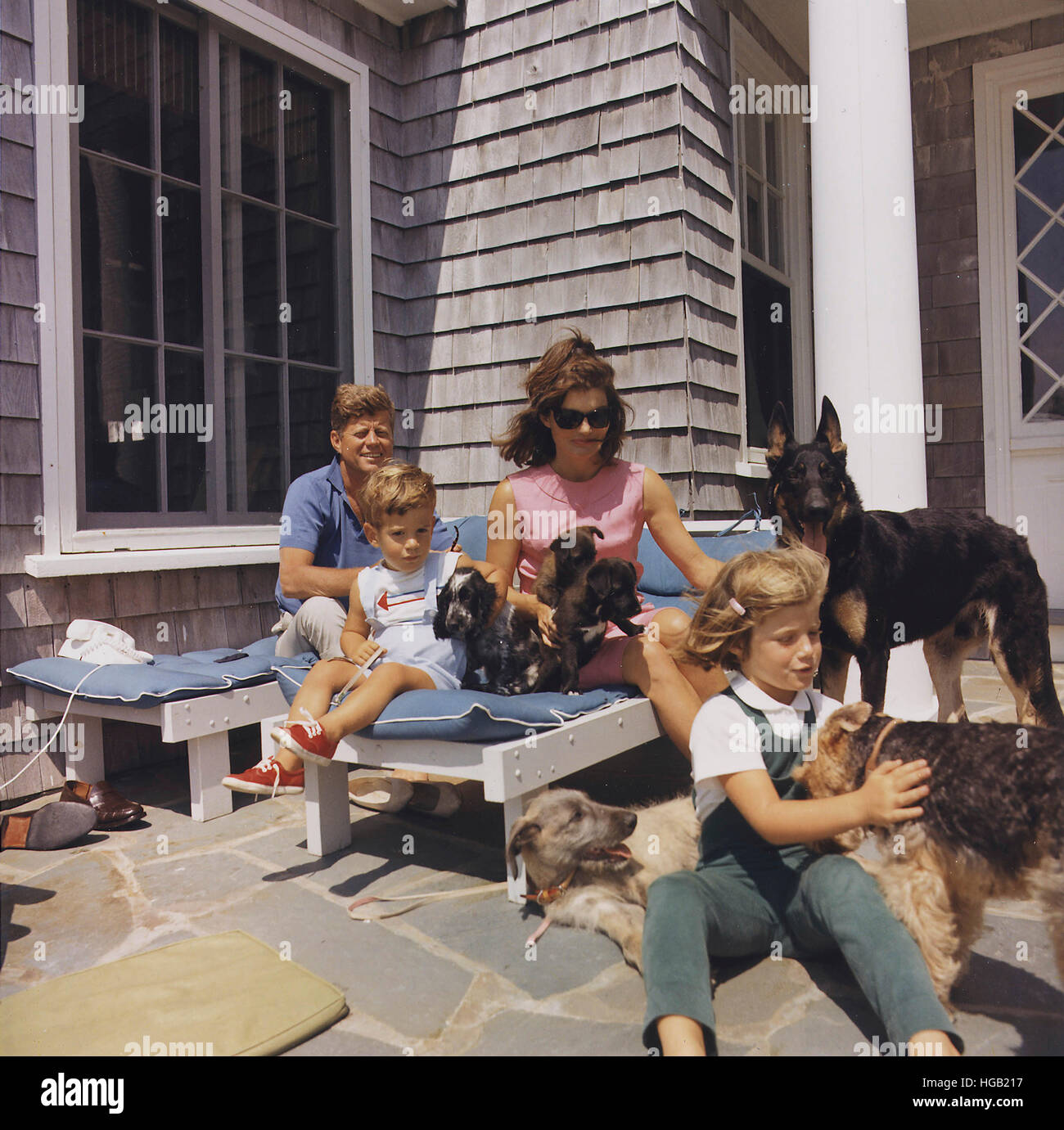 La famiglia Kennedy con cani durante un fine settimana di vacanza. Foto Stock