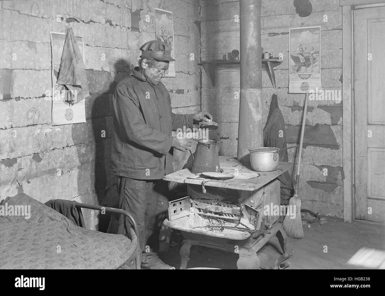 Minatore di carbone nella sua casa a Sessa Hill, Scotts Run, West Virginia, 1937. Foto Stock