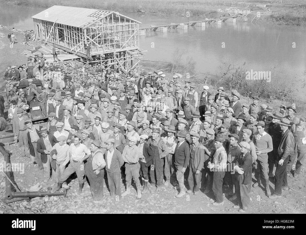 Un gruppo che mostra alcuni degli uomini che lavorano a Norris Dam sito, Tennessee, 1933. Foto Stock