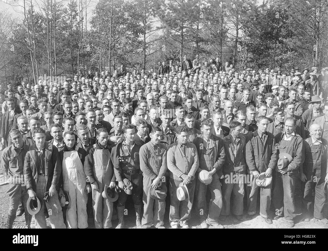 Un gruppo di diverse centinaia di lavoratori durante il mezzogiorno ora a Norris Dam, Tennessee, 1933. Foto Stock