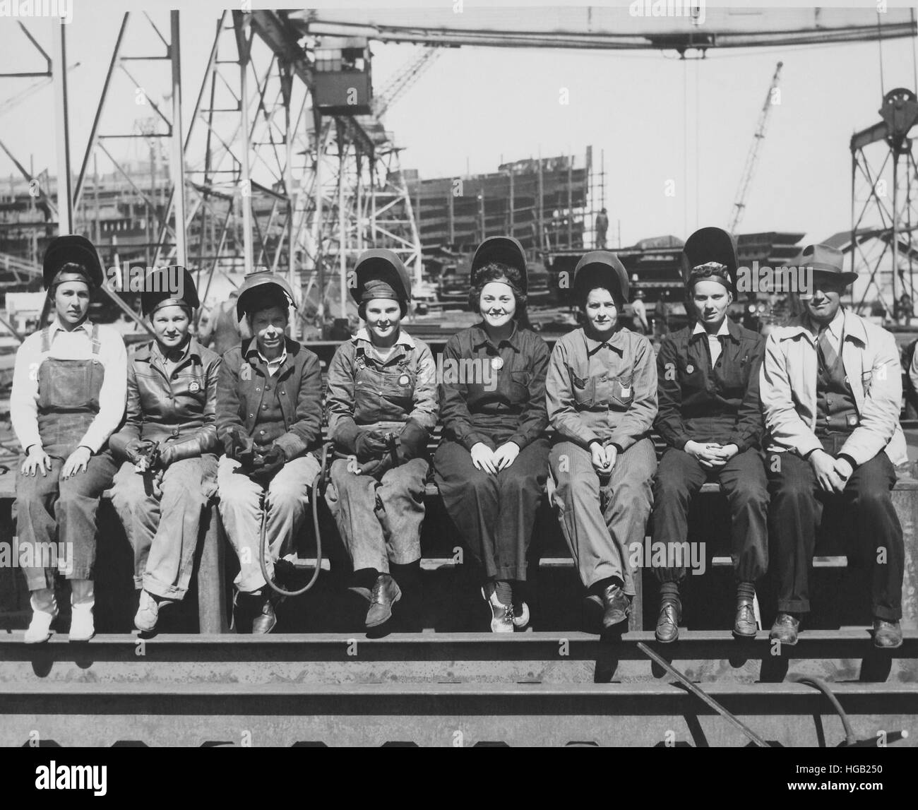 Saldatrici a donne di indossare abbigliamento protettivo e seduto all'esterno. Foto Stock