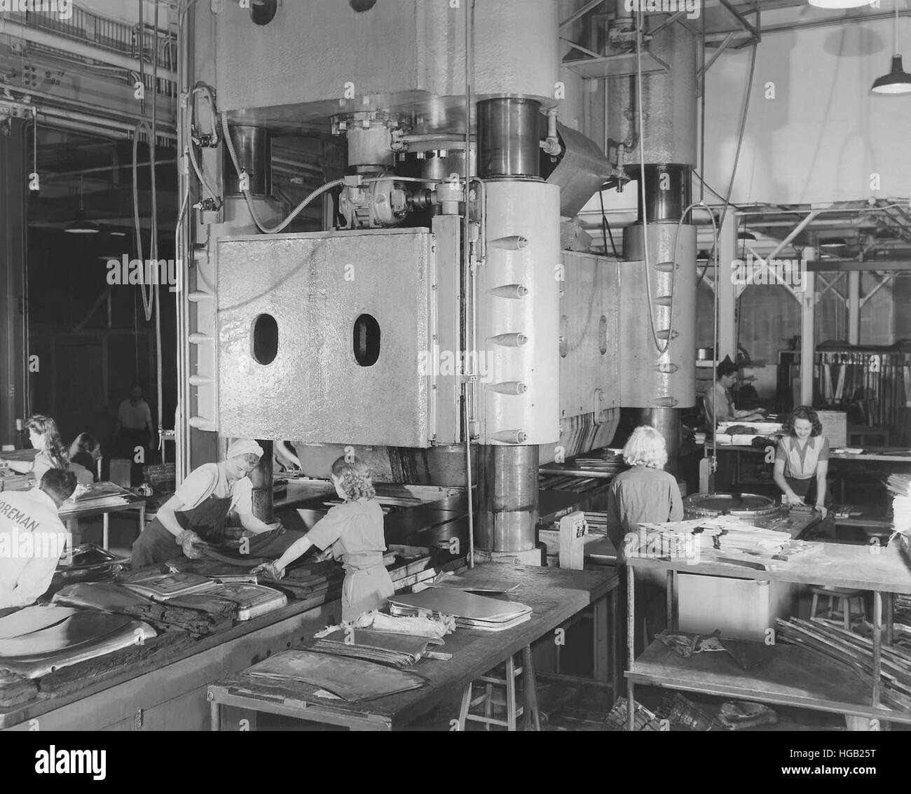 Le donne con lavoro a macchinari pesanti a un aeromobile dello stabilimento di assemblaggio. circa 1942 Foto Stock