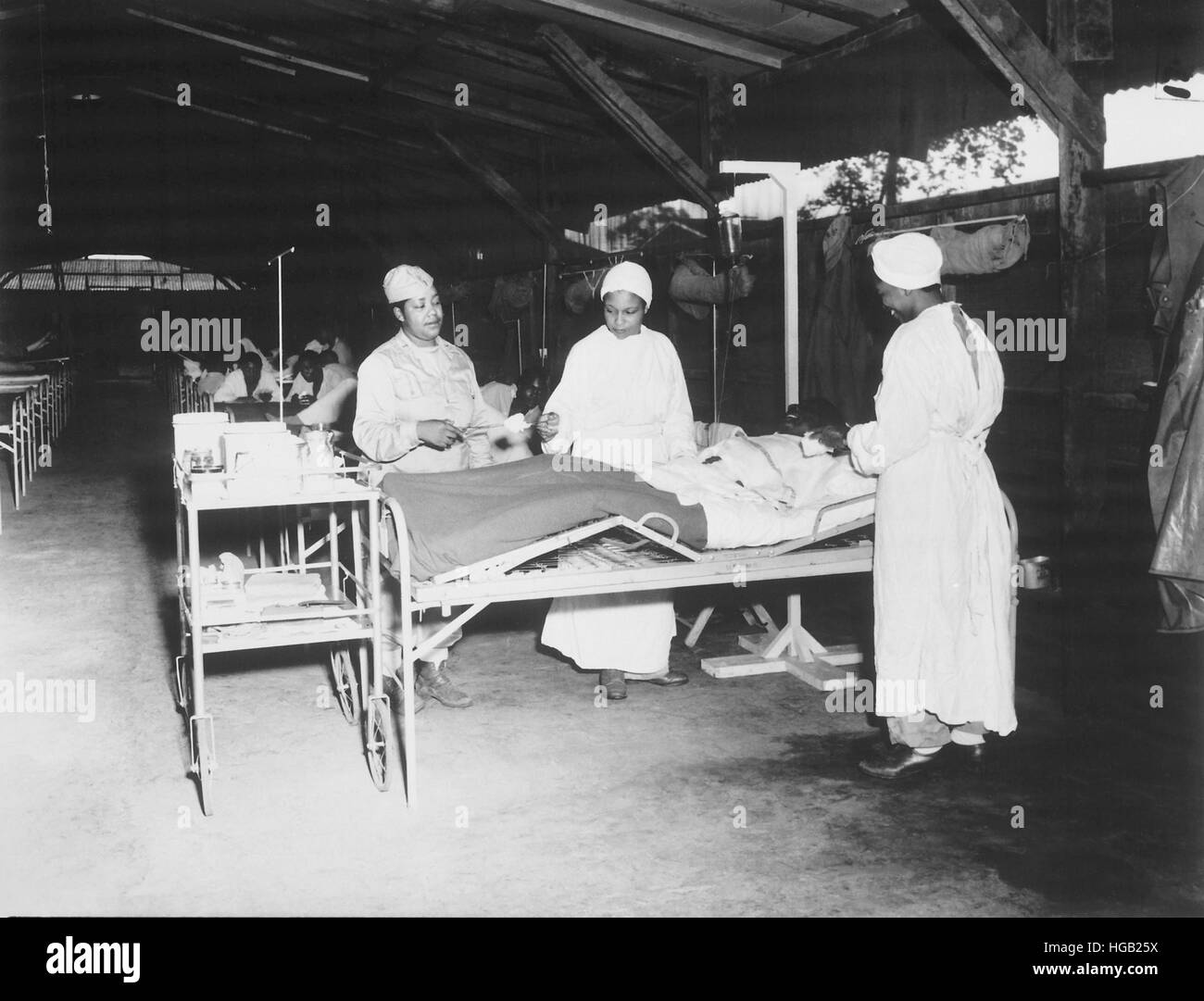 Reparto chirurgico trattamento presso la stazione di 268mo ospedale in Nuova Guinea, Giugno 1944. Foto Stock