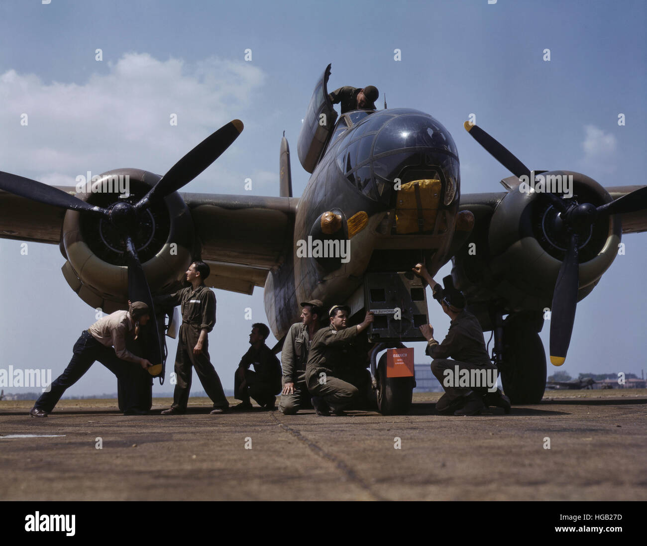 Luglio 1942 - la manutenzione di un A-20 bombardiere, Langley Field, Virginia. Foto Stock