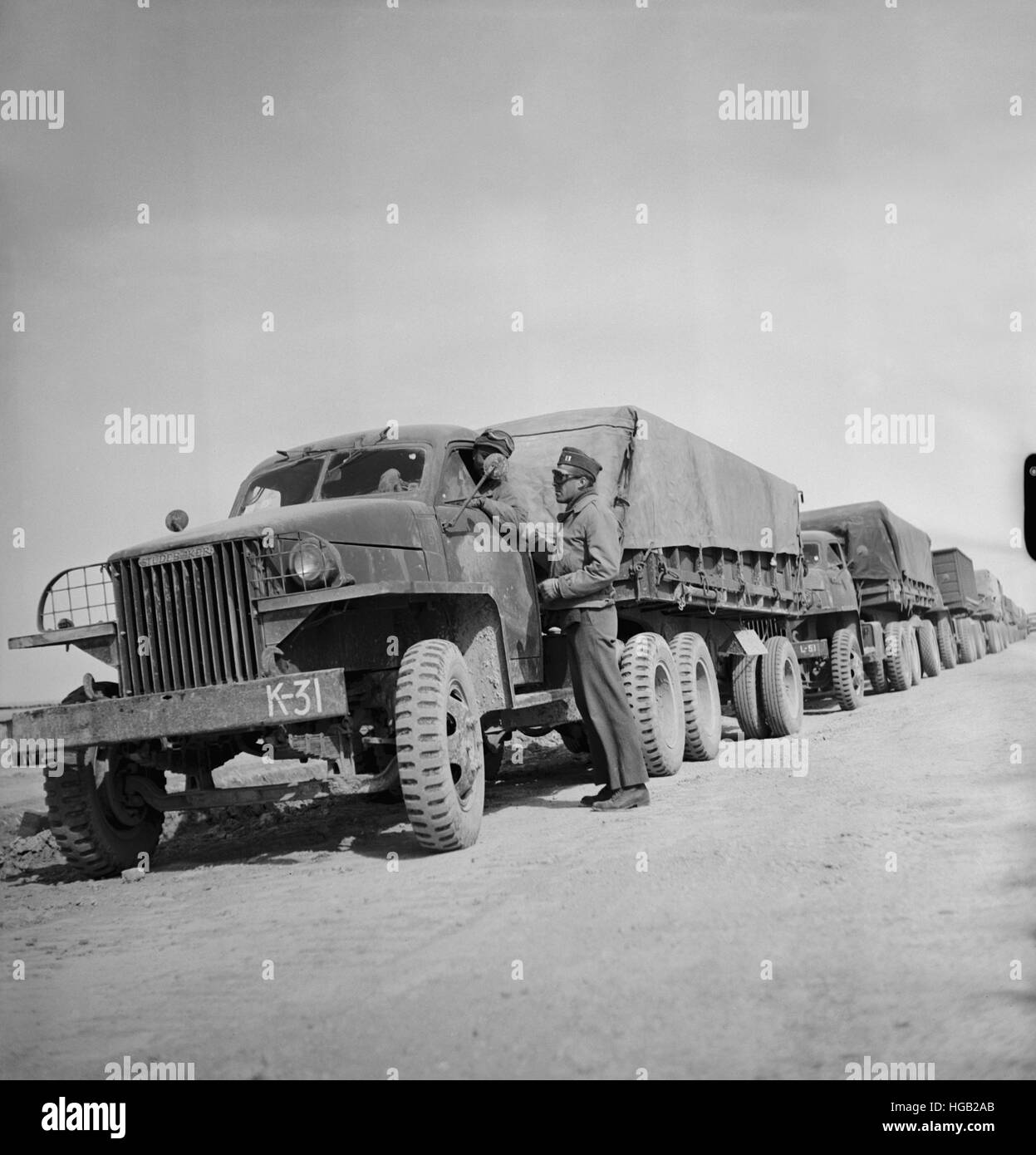 Un esercito degli Stati Uniti convoglio di camion che trasportano materiali per l'aiuto della Russia, 1943. Foto Stock