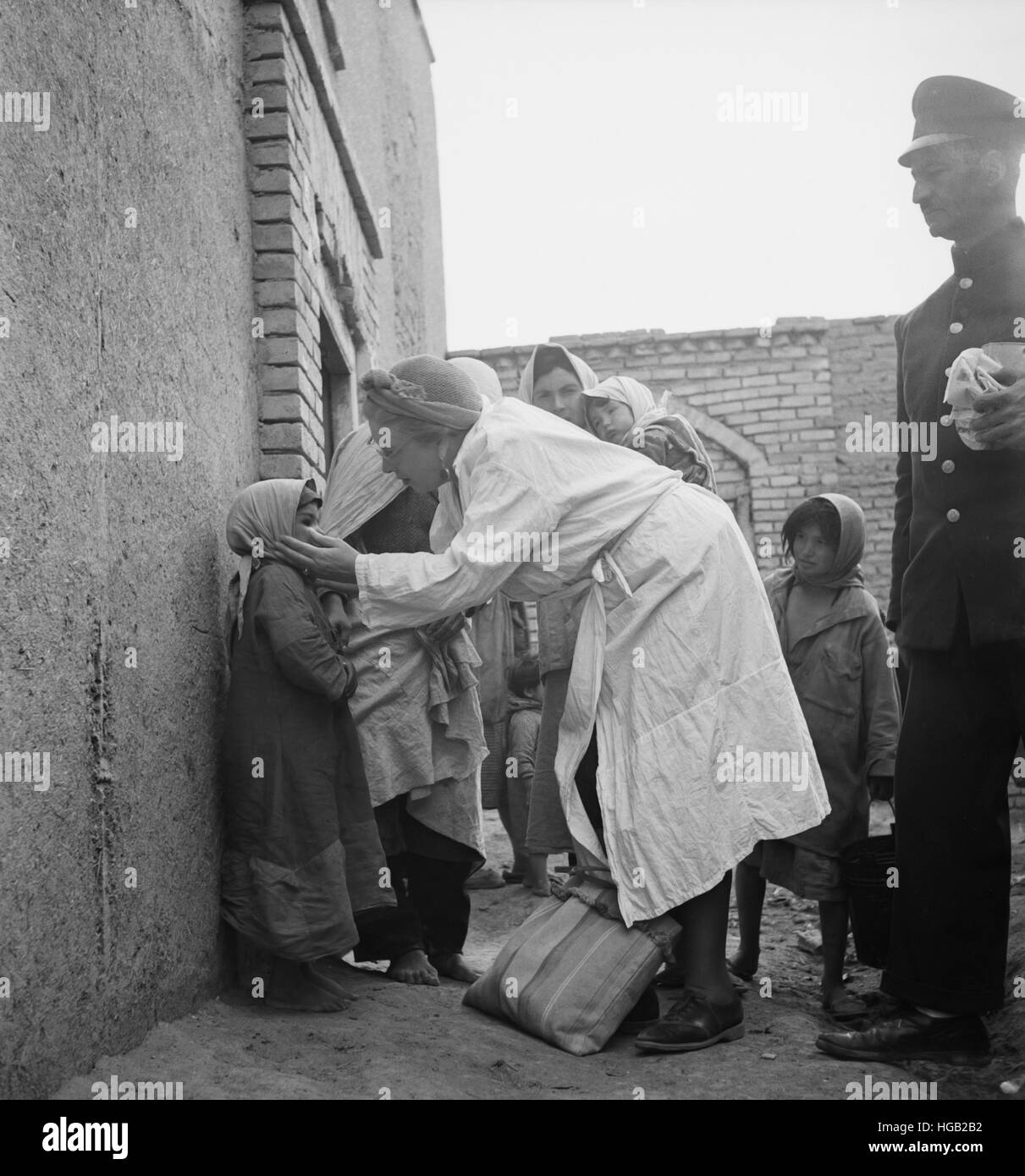 Una donna di distribuzione di prodotti alimentari e forniture mediche in la sezione più povere della città, 1943. Foto Stock