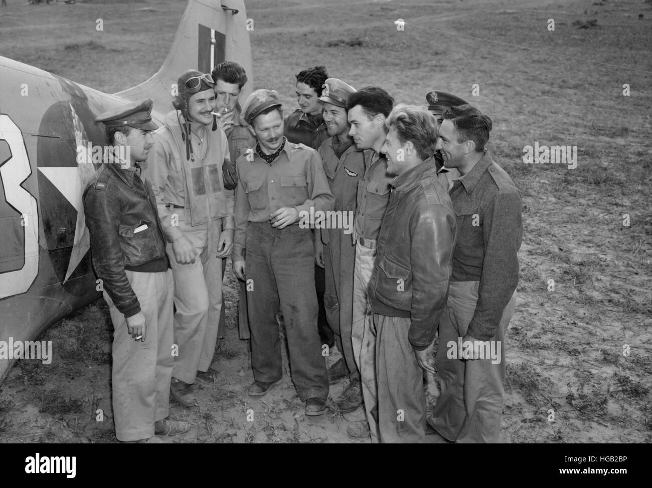 Aviator parlando ai membri della sua squadriglia da qualche parte in Tunisia, 1943. Foto Stock