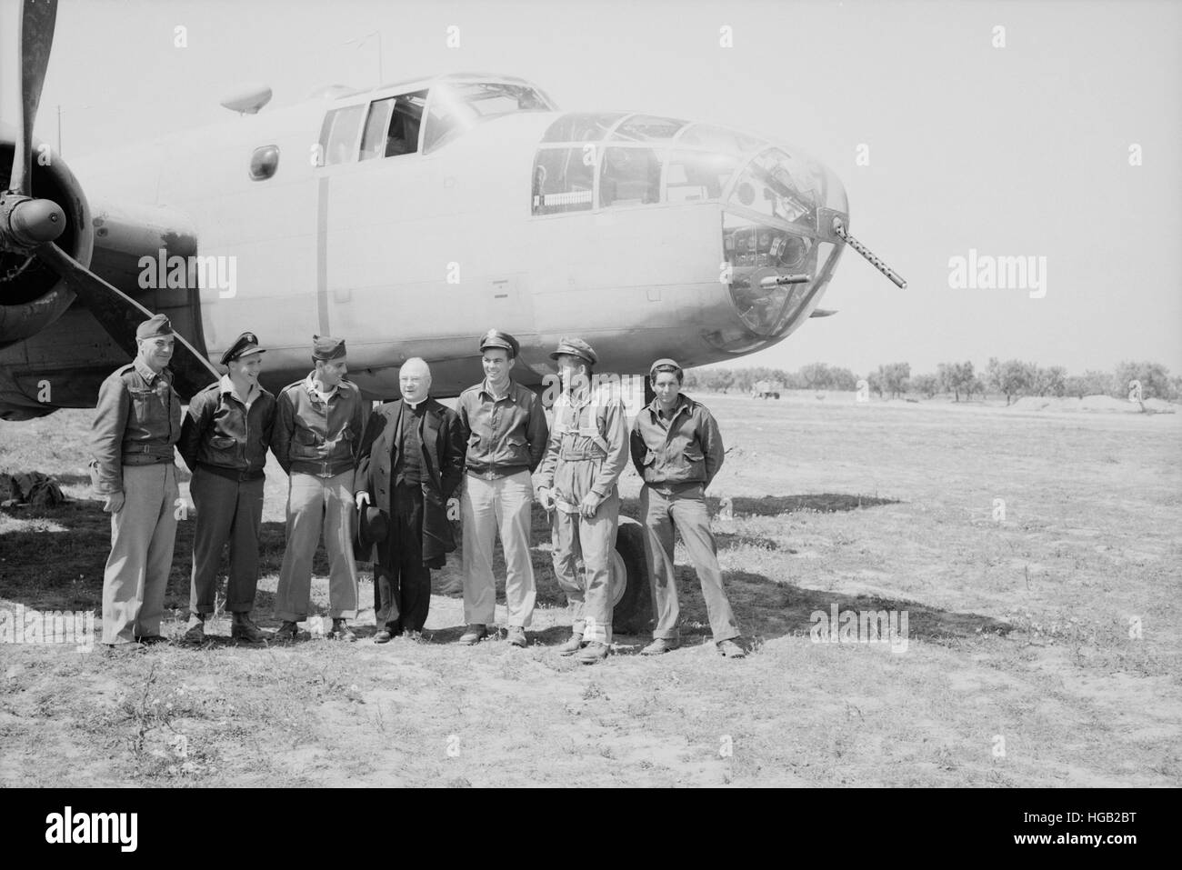 L Arcivescovo Spellman con un equipaggio di un B-25 bombardiere medio in Tunisia, 1943. Foto Stock