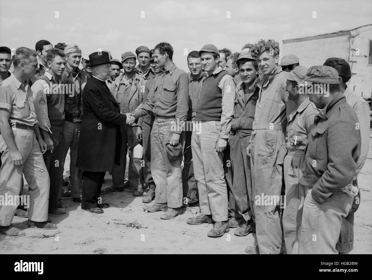 Monsignor Spellman stringono le mani con il caporale George T. Robinson, 1943. Foto Stock