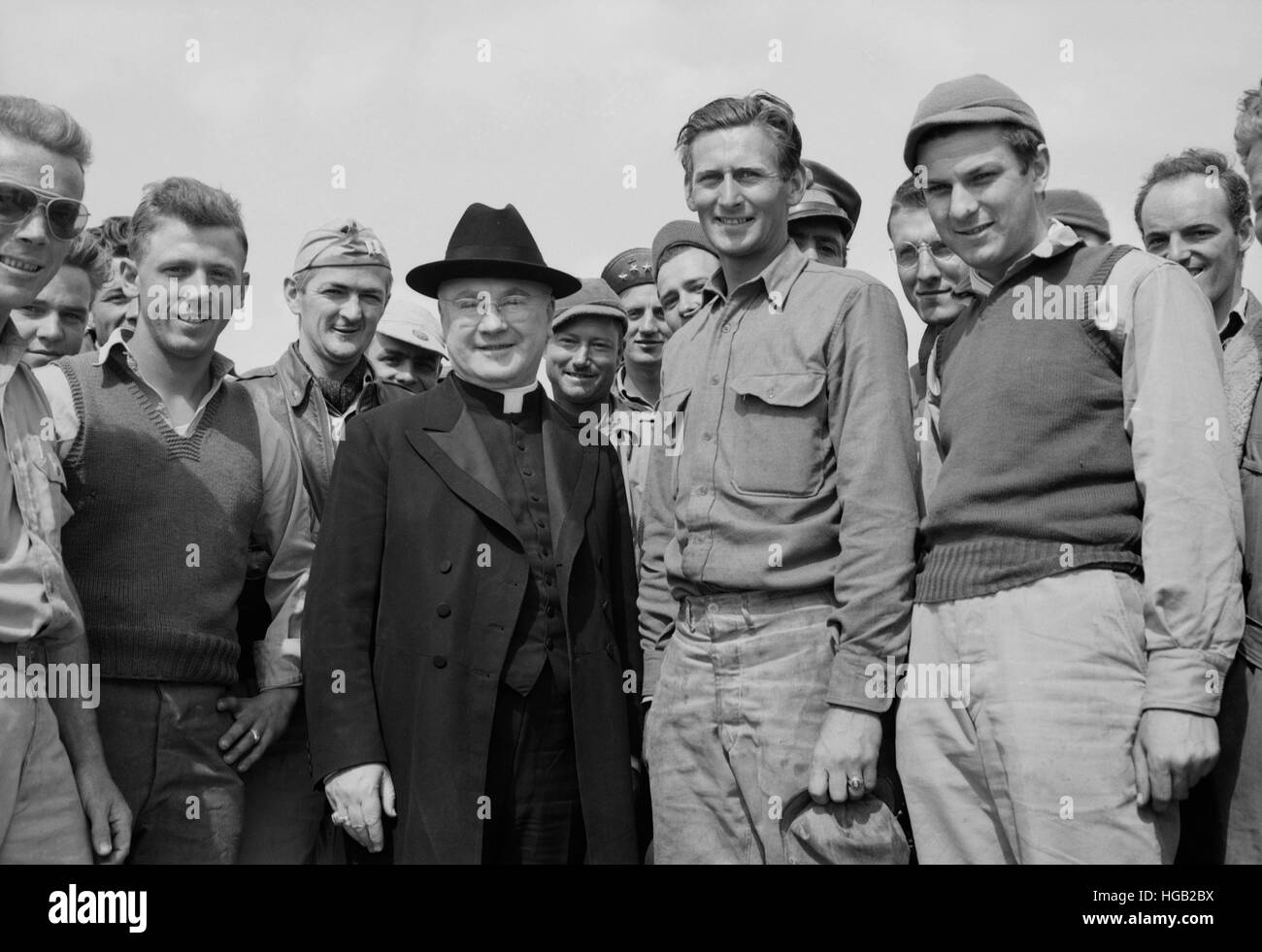 Monsignor Spellman stringono le mani con il caporale George T. Robinson, 1943. Foto Stock