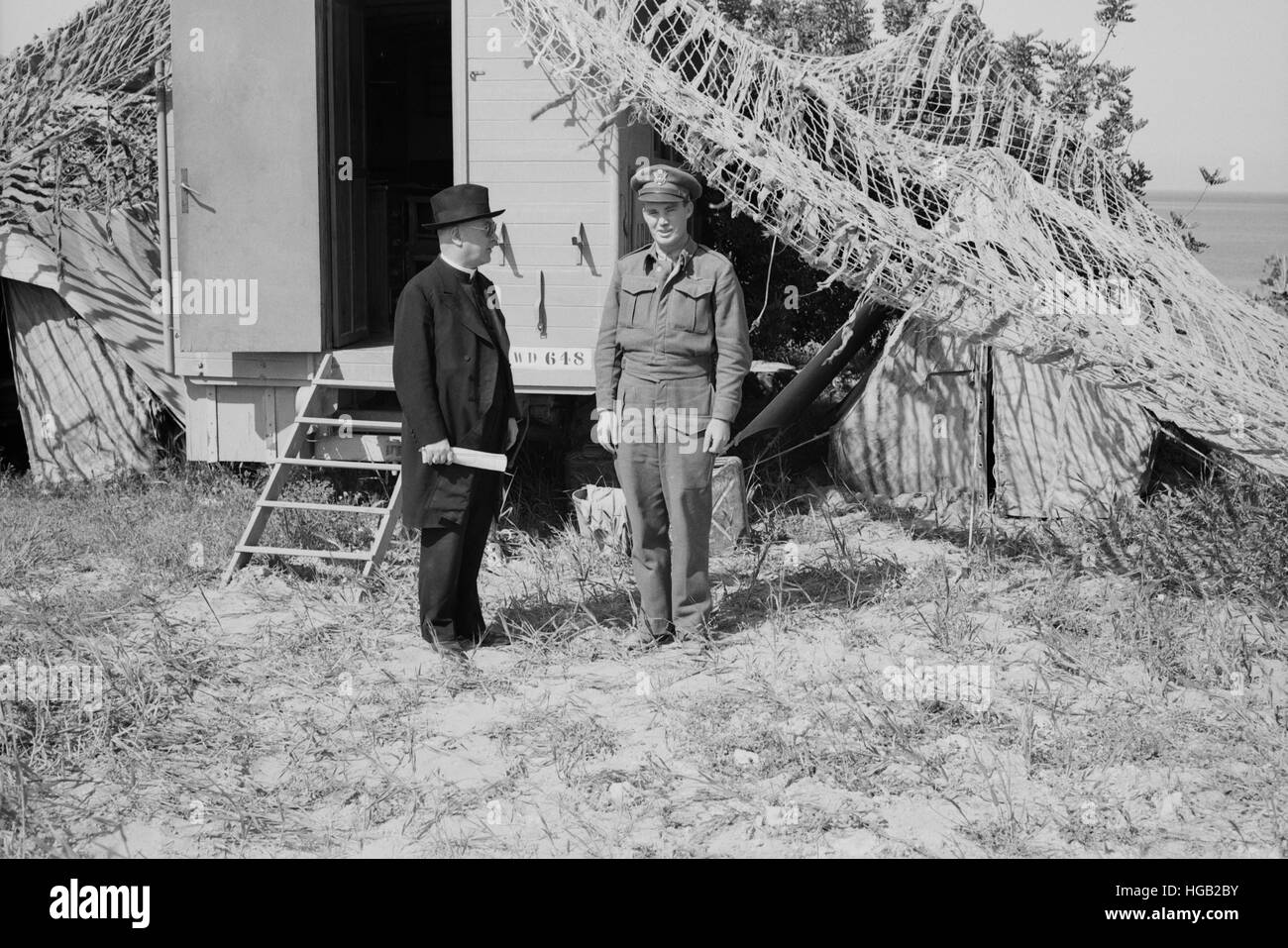 L Arcivescovo Spellman di New York la visita con il Colonnello Thomas C. Darcy in Tunisia, 1943. Foto Stock