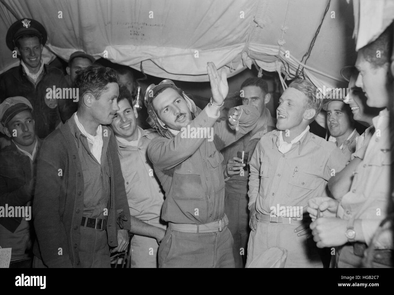 Gli uomini del 314squadrone che raccontano gli eventi da una recente guerra mondiale II Aria da battaglia, 1943. Foto Stock