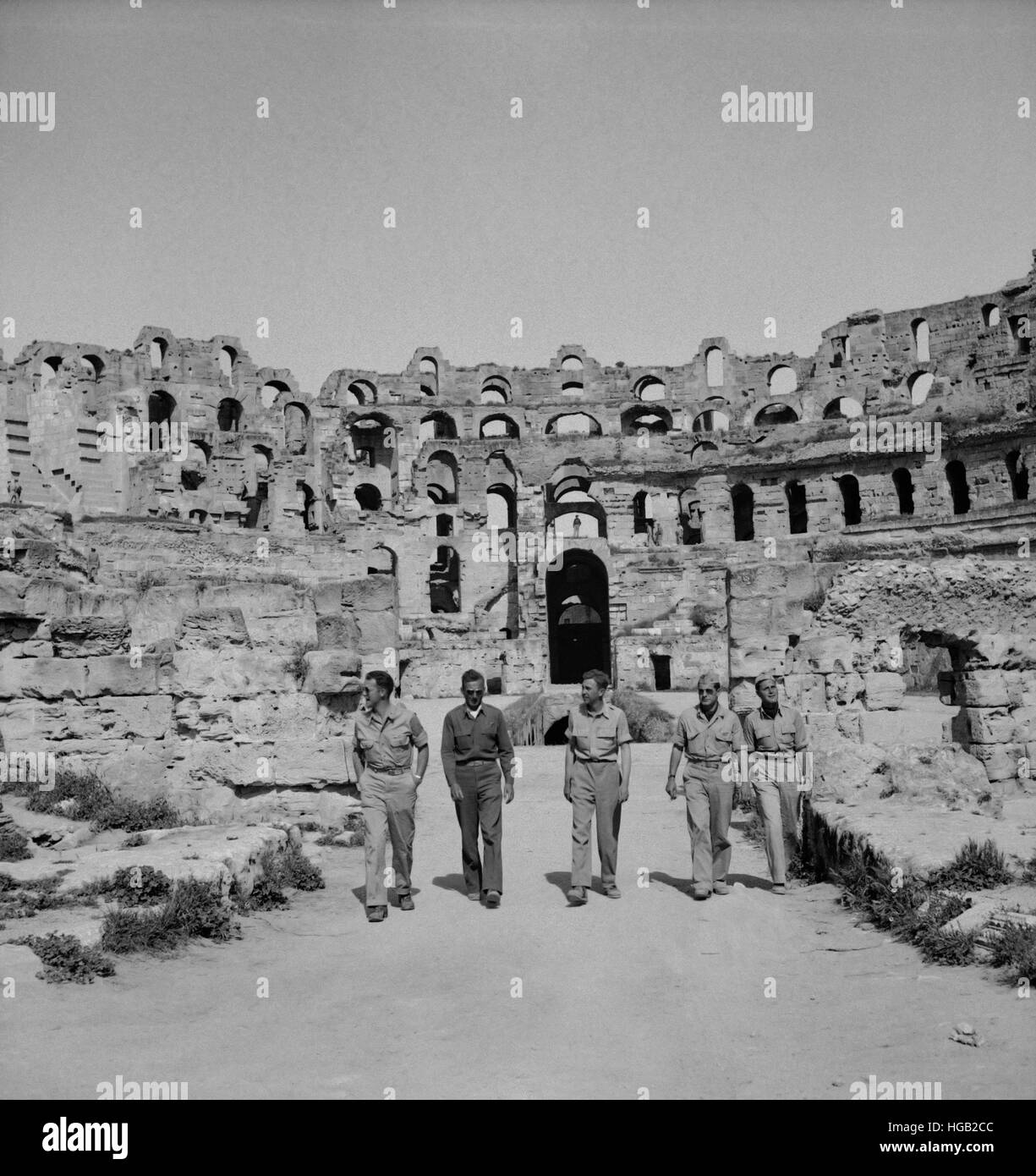 Truppe americane del 57th Fighter Group gita tra le rovine romane in Tunisia, 1943. Foto Stock