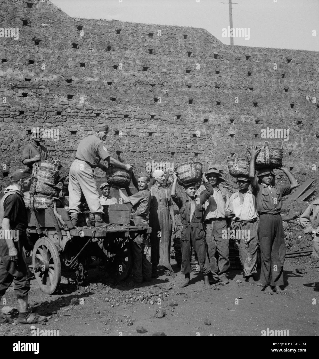 Settembre 1943 - Messina, Sicilia. Operai la cancellazione delle strade. Foto Stock