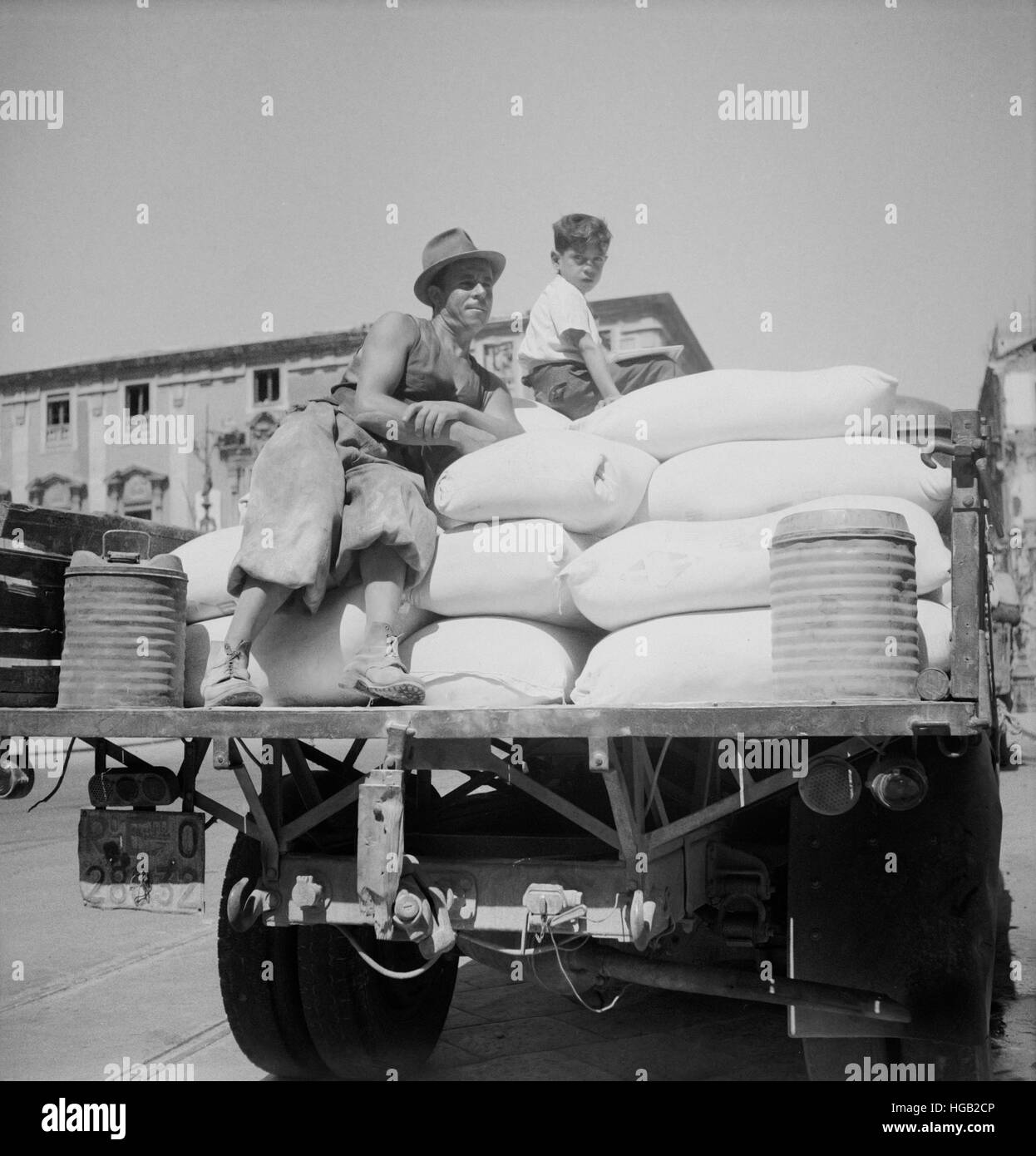 Carrello caricato con American farina bianca a Messina, Sicilia, 1943. Foto Stock