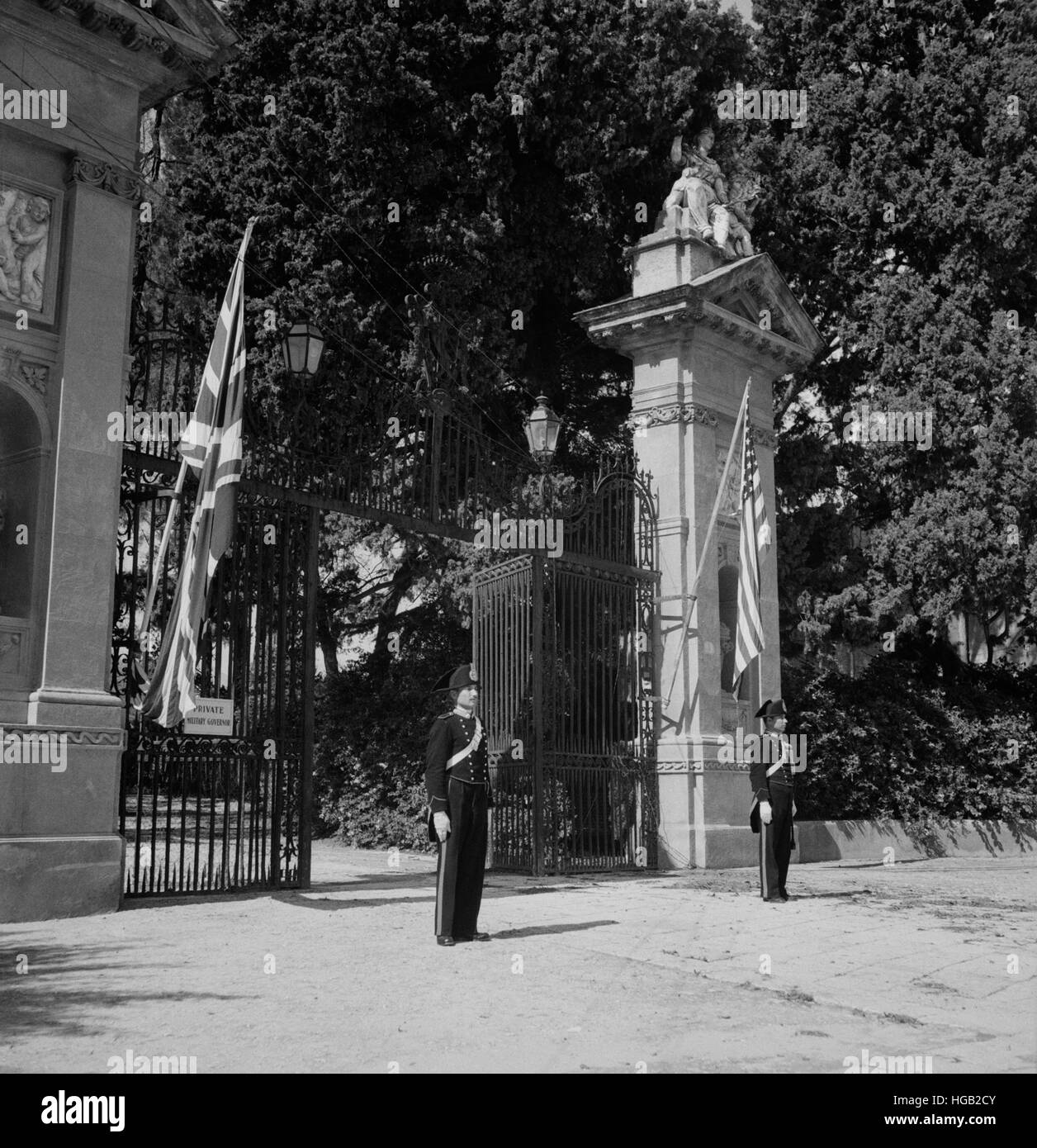 Nazionale Italiana di polizia di guardia di un gateway in Sicilia, 1943. Foto Stock