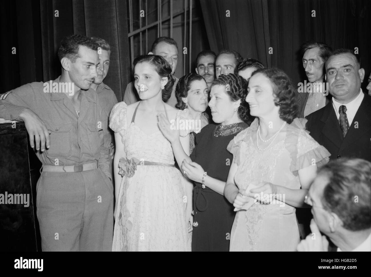 Soldati alleati e ragazze locali in concerto a Palermo, Sicilia, 1943. Foto Stock