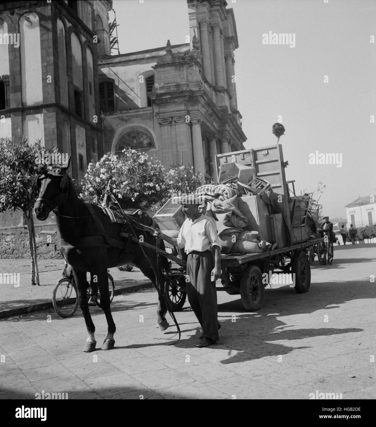 Persone che ritornano alle loro case dopo i tedeschi se ne andò, Messina, Sicilia, 1943. Foto Stock