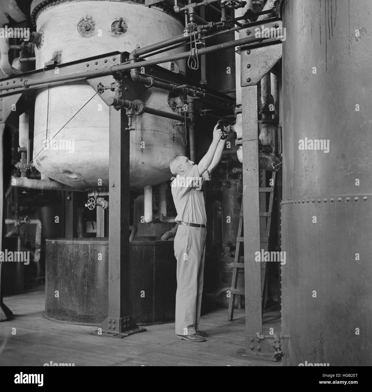 Controllo della pressione durante la glicerina procedimento di distillazione, 1943. Foto Stock