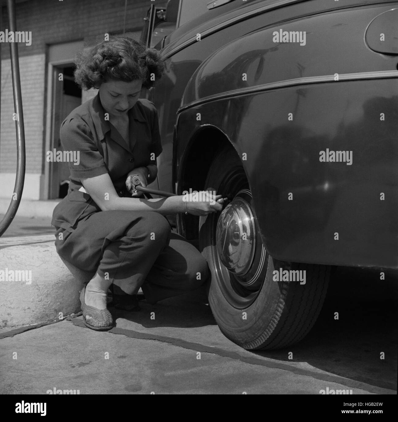 Giugno 1943 - la donna che lavora in una stazione di gas a Louisville, Kentucky. Foto Stock