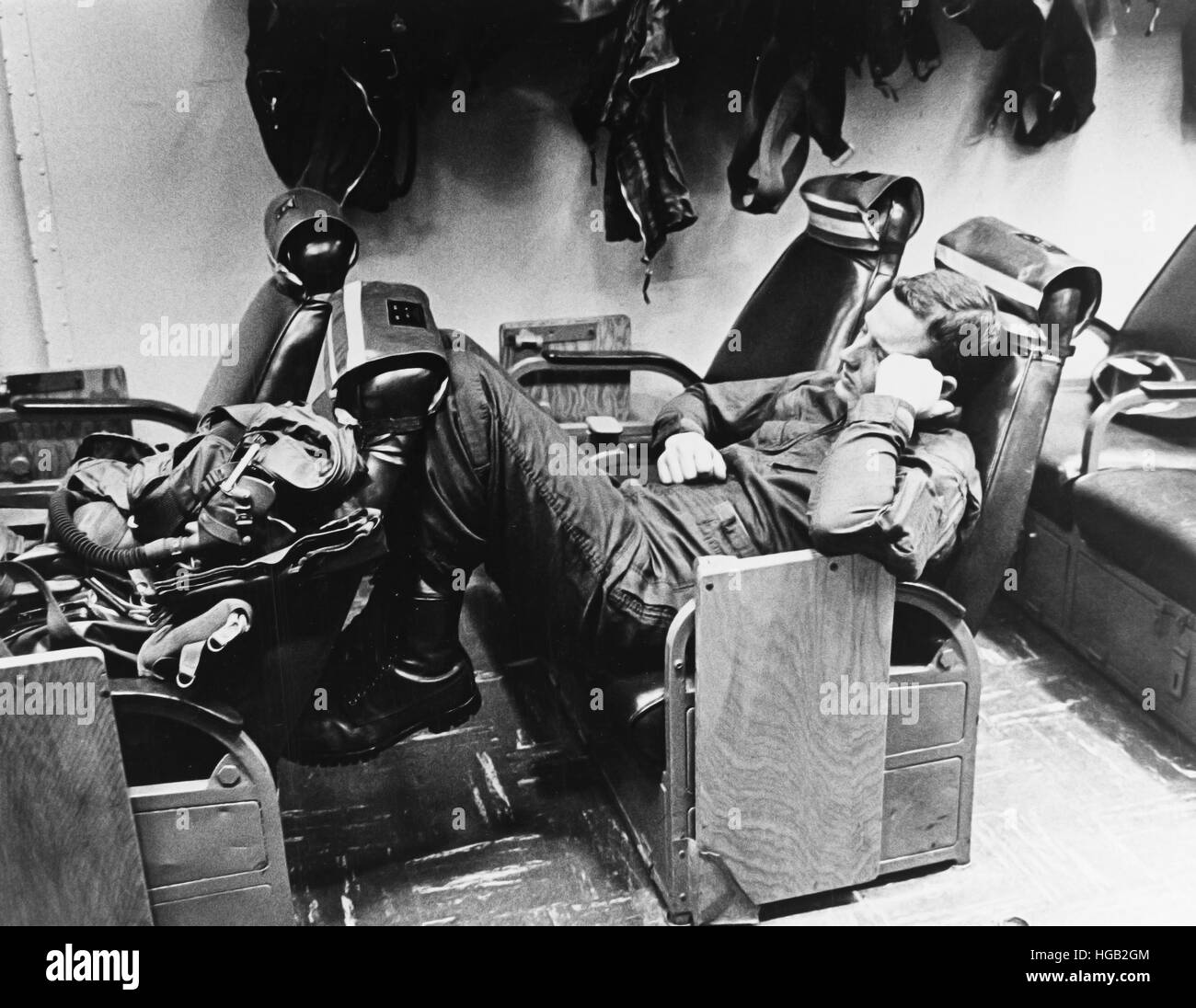 Pilota di standby tenendo un pisolino a bordo della USS Bonhomme Richard, 1967. Foto Stock